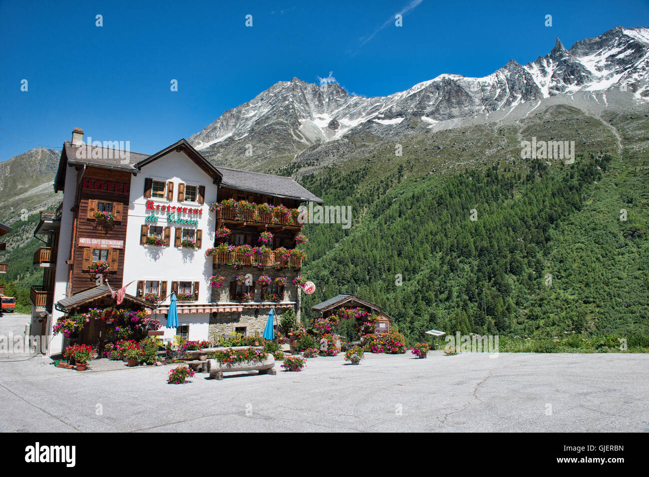 Wooden chalet restaurant hi-res stock photography and images - Alamy