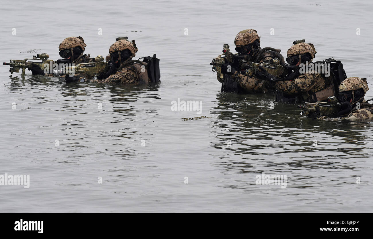 Combat diver hi-res stock photography and images - Alamy