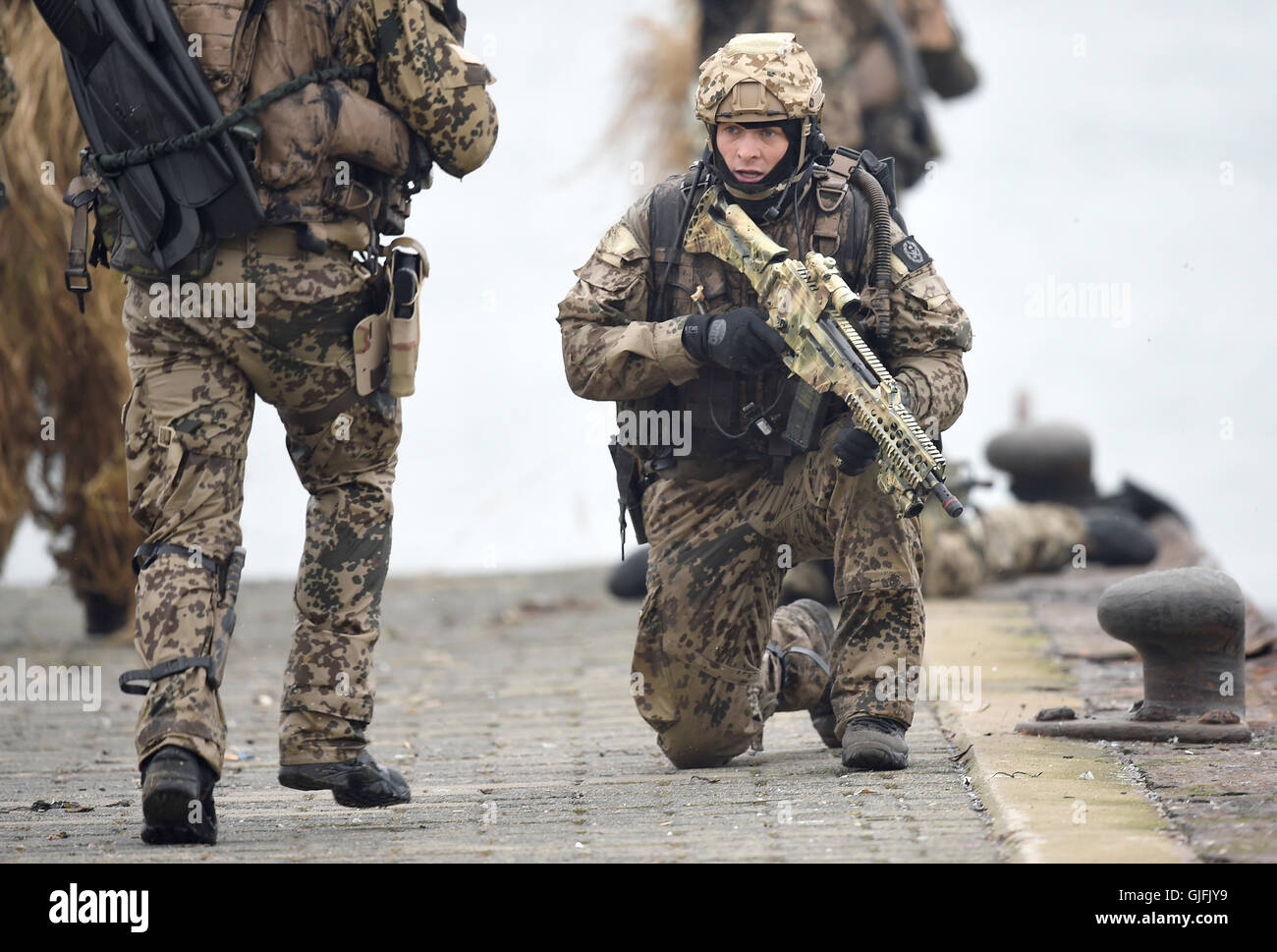 Ein Kampftaucher der Marine / Bundeswehr während einer Übung / Einsatz am 5. April 2014 in Eckernförde. A combat diver of German Stock Photo