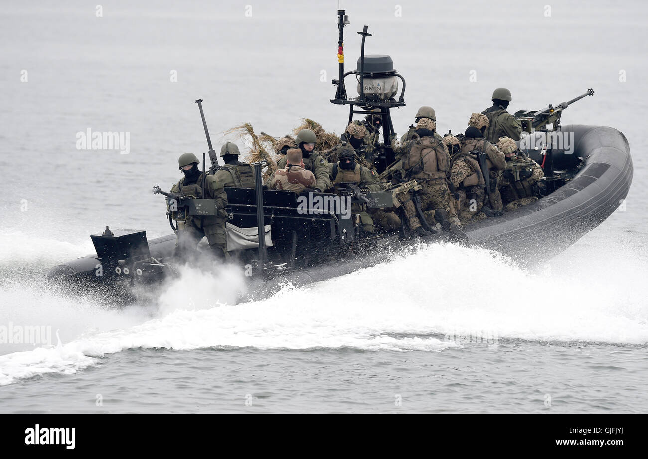 Kampftaucher der Marine / Bundeswehr während einer Übung / Einsatz mit einem Schlauchboot am 5. April 2014 in Eckernförde. Comba Stock Photo