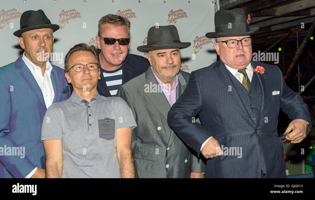 Mike Barford, Mike Barson, Suggs, Carl Smyth and Lee Thompson of Madness backstage during Fairport's Cropredy Convention,  Banbu Stock Photo