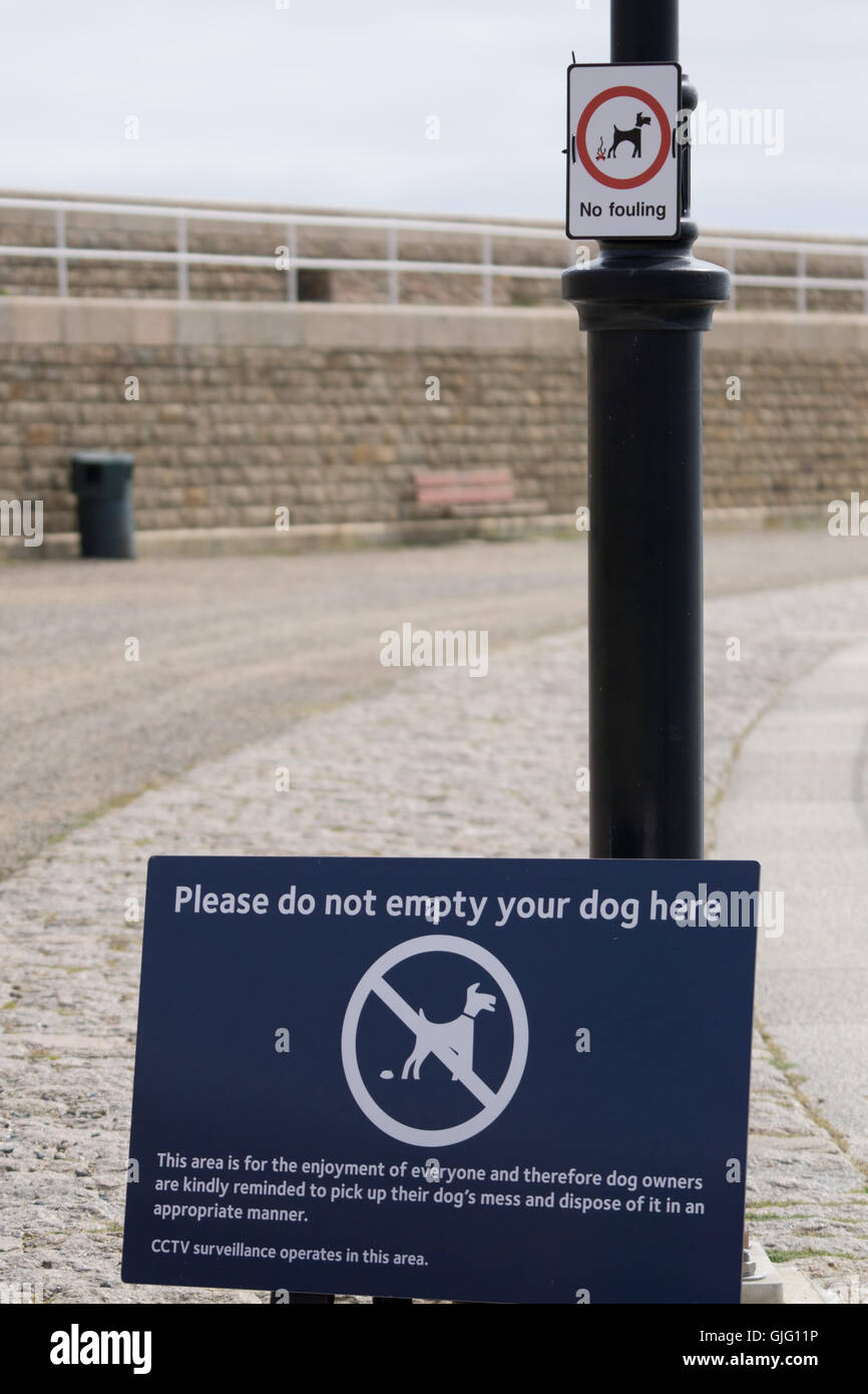 A humorous sign to encourage dog owners to dispose of their animals