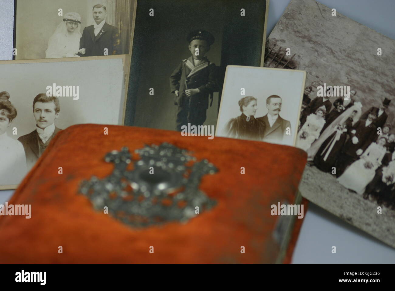 Old photos family hi-res stock photography and images - Alamy