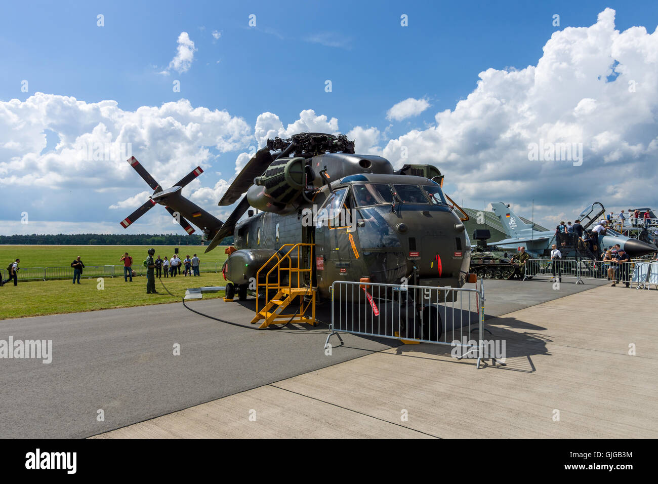Cargo helicopter hi-res stock photography and images - Alamy