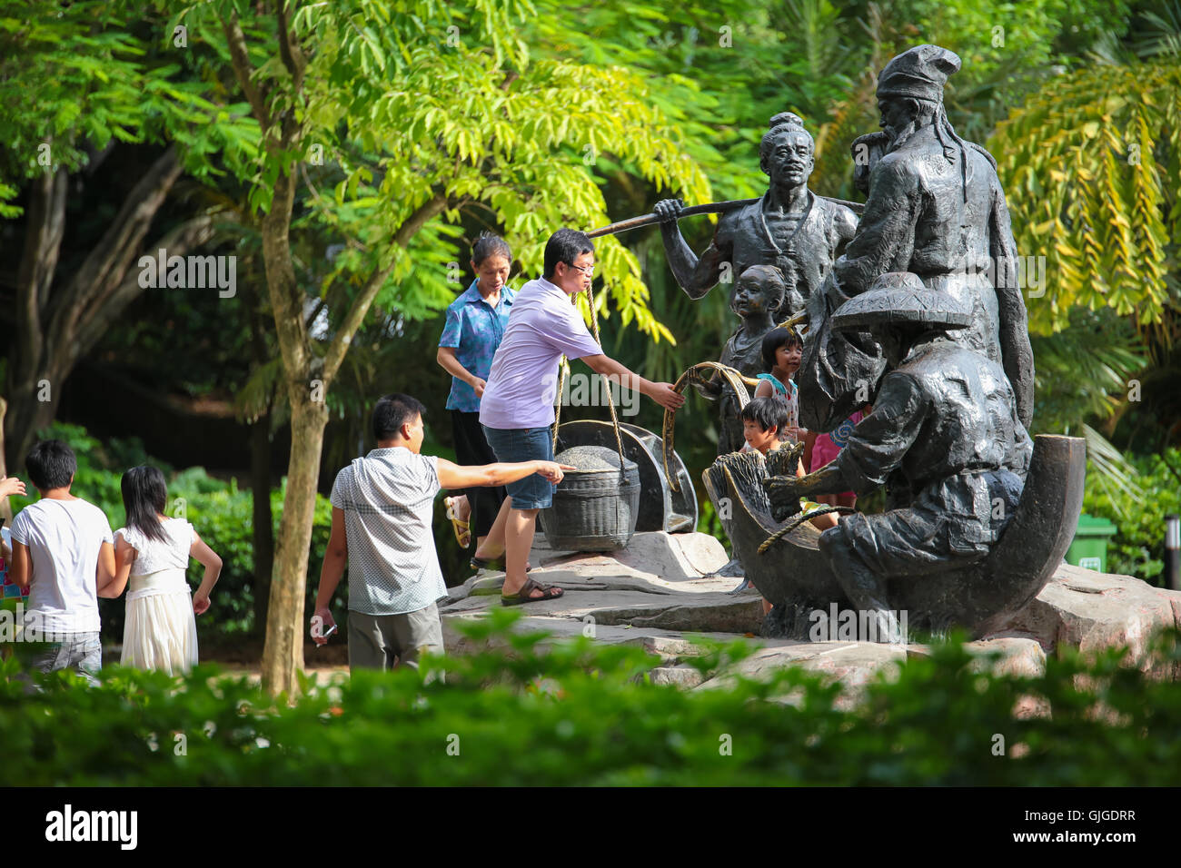 Family and the bronze statues of Huizhou west lake recreation park