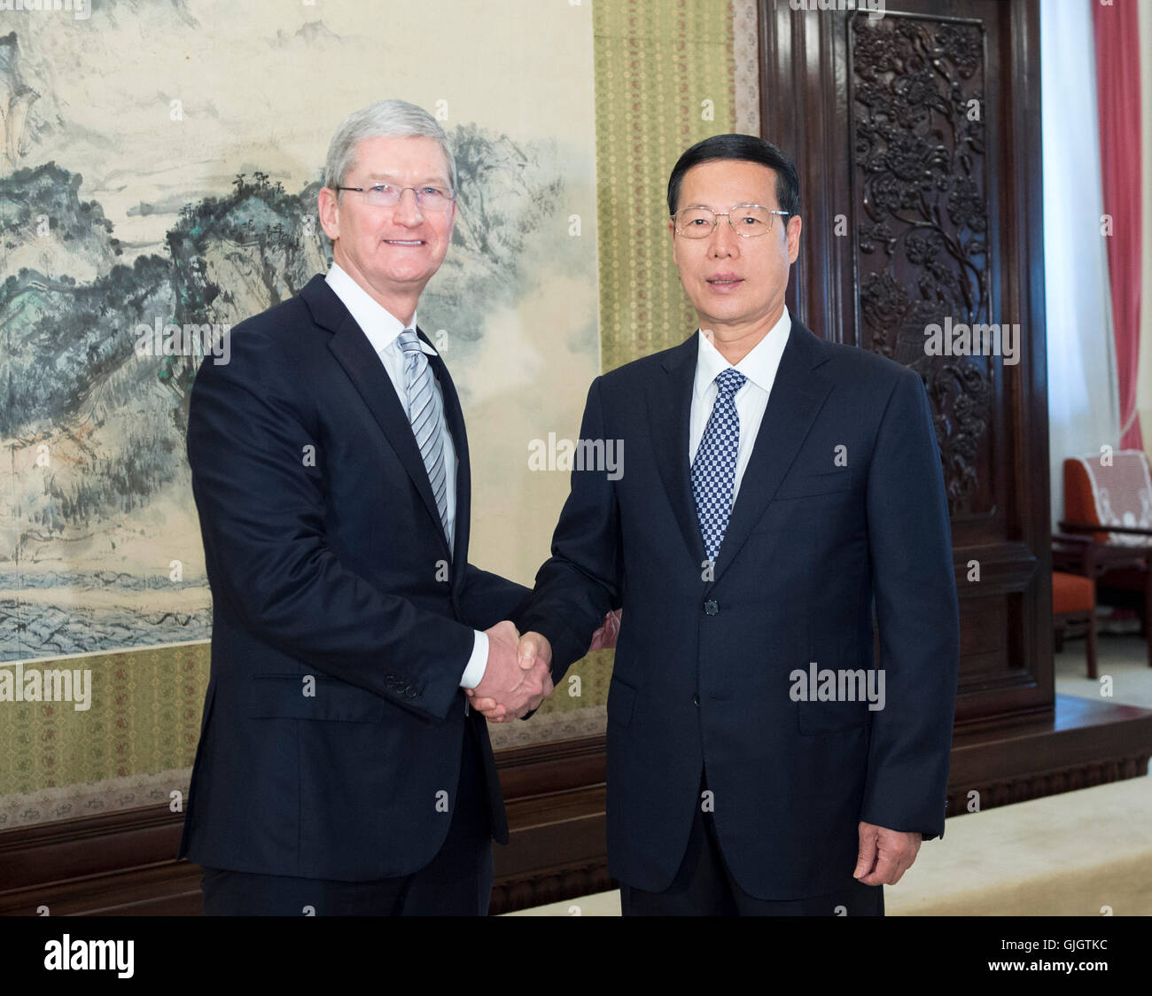Beijing, China. 16th Aug, 2016. Chinese Vice Premier Zhang Gaoli (R) meets with Apple Chief Executive Officer Tim Cook in Beijing, capital of China, Aug. 16, 2016. Credit:  Wang Ye/Xinhua/Alamy Live News Stock Photo