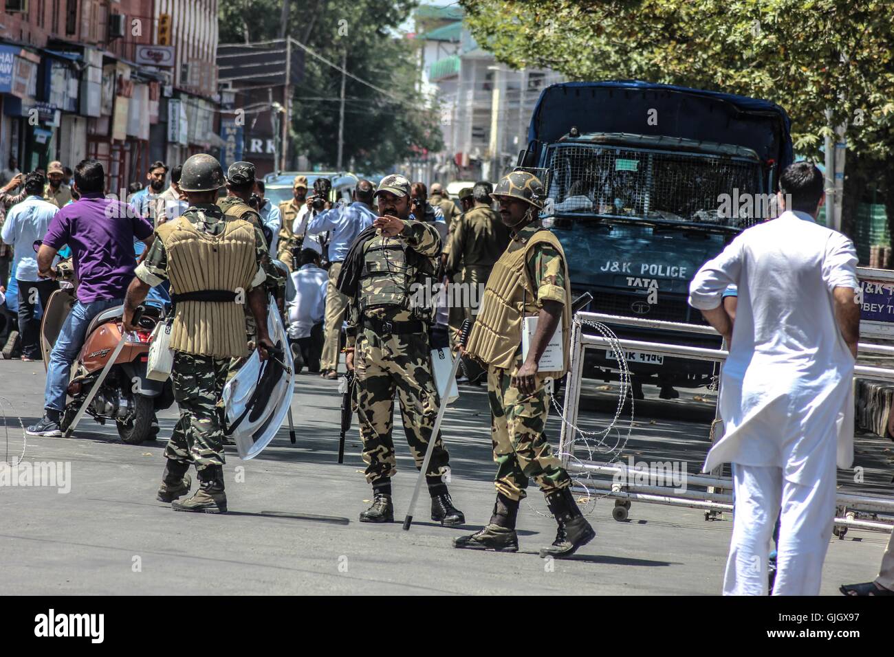 Srinagar, Kashmir. 16th August, 2016. Indian forces in Indian-controed Kashmir shot and killed six civilians and injured at least 30 others Tuesday as clashes intensified with anti-India protesters in the troubled region, police said.  The troops fired live ammunition, shotgun pellets and tear gas to control a crowd of hundreds throwing stones and chanting slogans in Aripanthan village, west of the area's main city Srinagar, said a police official who spoke on condition of anonymity because of department policy. Credit:  ajaz bhat/Alamy Live News Stock Photo