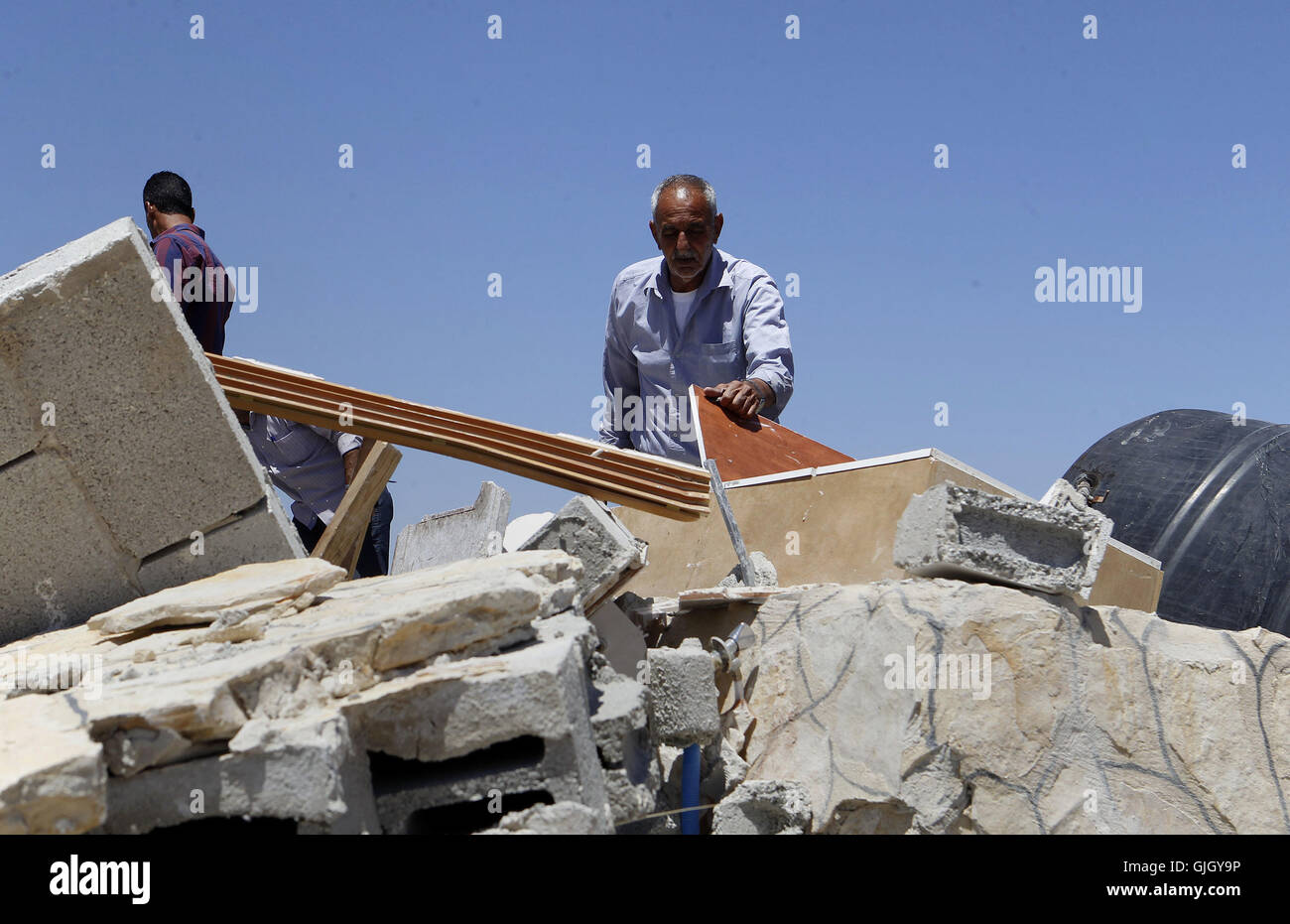 Hebron, West Bank, Palestinian Territory. 16th Aug, 2016. Palestinians