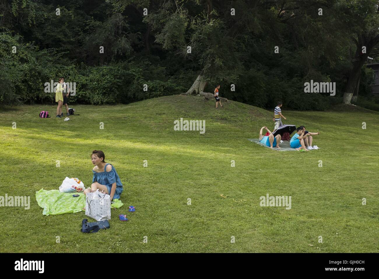 Jilin, Jilin, China. 2nd Aug, 2016. People in a park, in the city of Jilin, China. China and North Korea have about 1,420-km boundary, the Yalu and Tumen rivers, as the natural boundary line, separate both countries. China and North Korea were once famously as intimate as 'lips and teeth''. As Kim Jong Un being the Supremo of the Democratic People's Republic of Korea and the unclear bombs have been tested, their relations entered a period of strained. But recently, the decision of South Korea and U.S. deploying THAAD missile defence system in South Korea to counter the threat from uncl Stock Photo