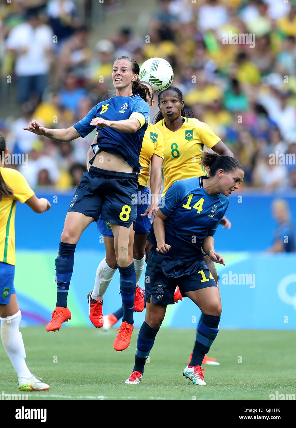 Rio De Janeiro, Brazil. 16th Aug, 2016. Brazil's Formiga (R top) vies with Sweden's Emmila Appelqvist (R below) and Lotta Schelin during a women's semifinal of Football at the 2016 Rio Olympic Games in Rio de Janeiro, Brazil, on Aug. 16, 2016. Brazil lost 3-4 on penalty kicks. Credit:  Xu Zijian/Xinhua/Alamy Live News Stock Photo