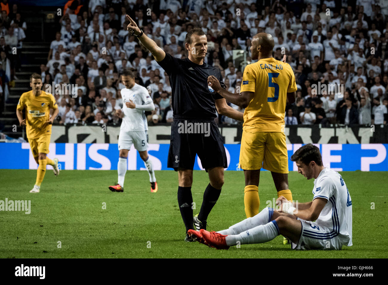 Referee on football pitch hi-res stock photography and images - Alamy