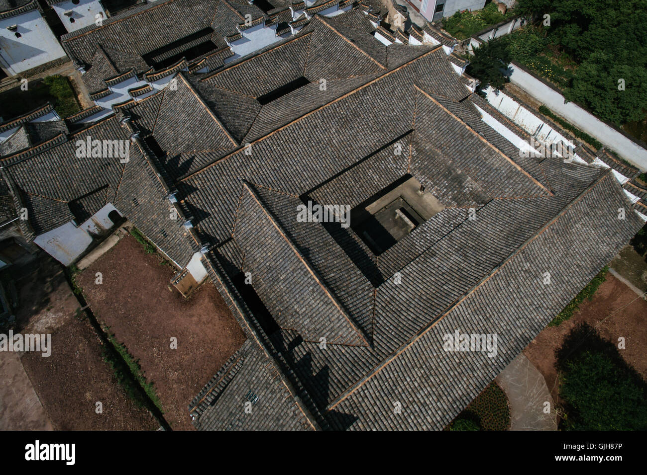 Zhejiang. 4th Aug, 2016. Photo taken on Aug. 4, 2016 shows the bird's view of an ancient house in Wujing Village of Songyang County in east China's Zhejiang Province. Many picturesque villages tucked away in Zhejiang's mountainous area have centuries of history and abundant cultural traditions, waiting to be unveiled. © Zhang Cheng/Xinhua/Alamy Live News Stock Photo