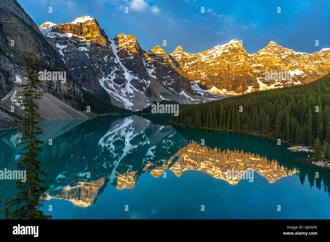 Sunrise over Moraine Lake, Canadian Rockies, Banff National Park, Alberta, Canada Stock Photo