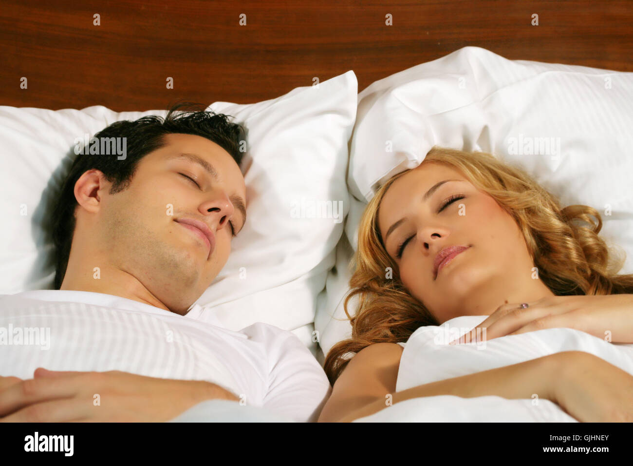 Про спящую жену. Спящие мужчина и женщина. Сон муж и жена.
