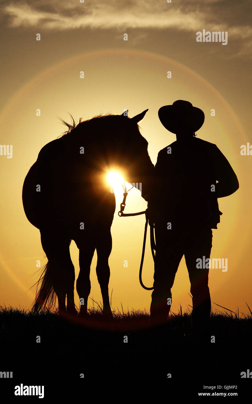 Cowboy riding horse sunset on hi-res stock photography and images - Alamy
