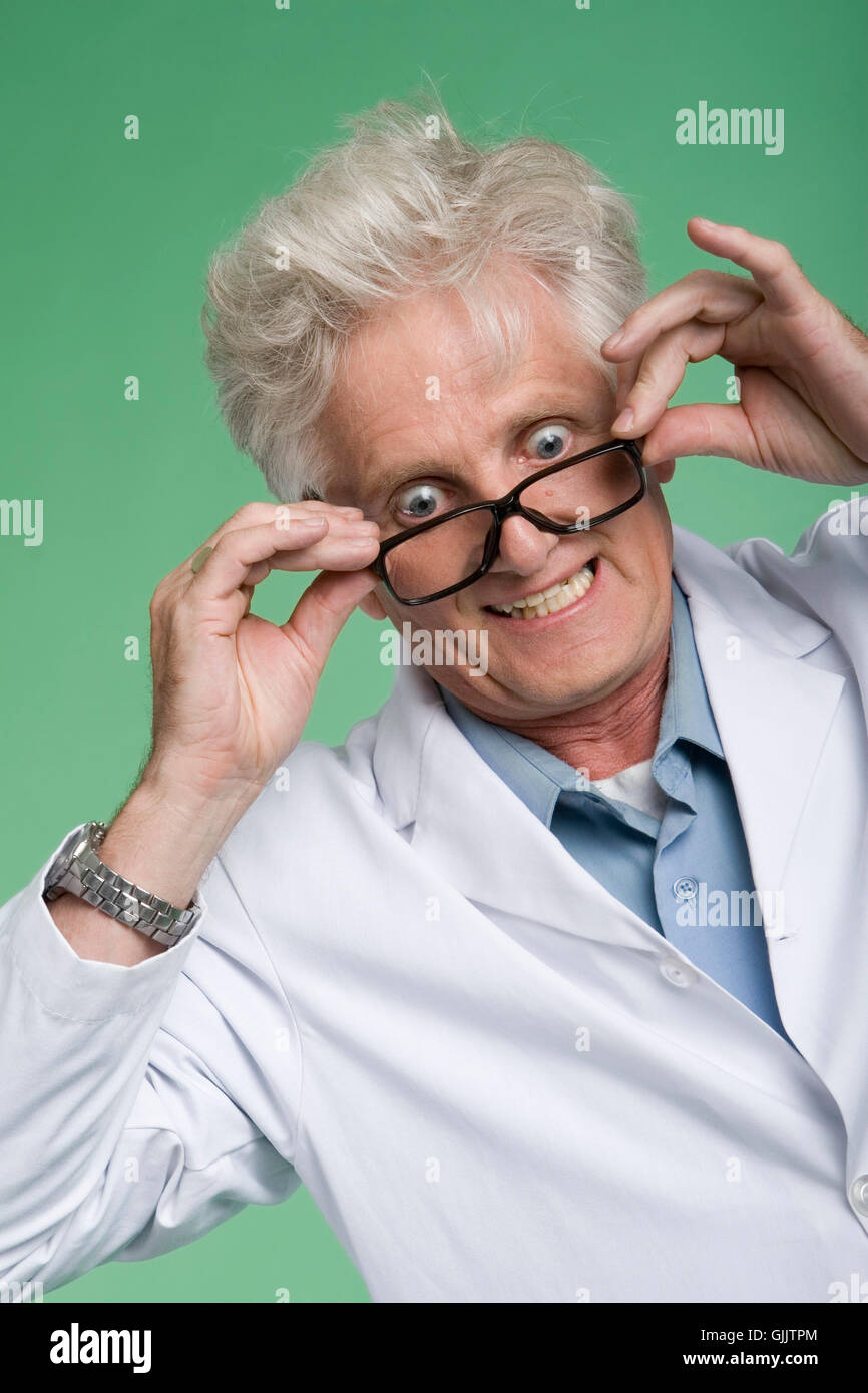 Мужчина профессор. Пожилой учитель. Педагог и ученик. Преподаватель у доски. Профессор.