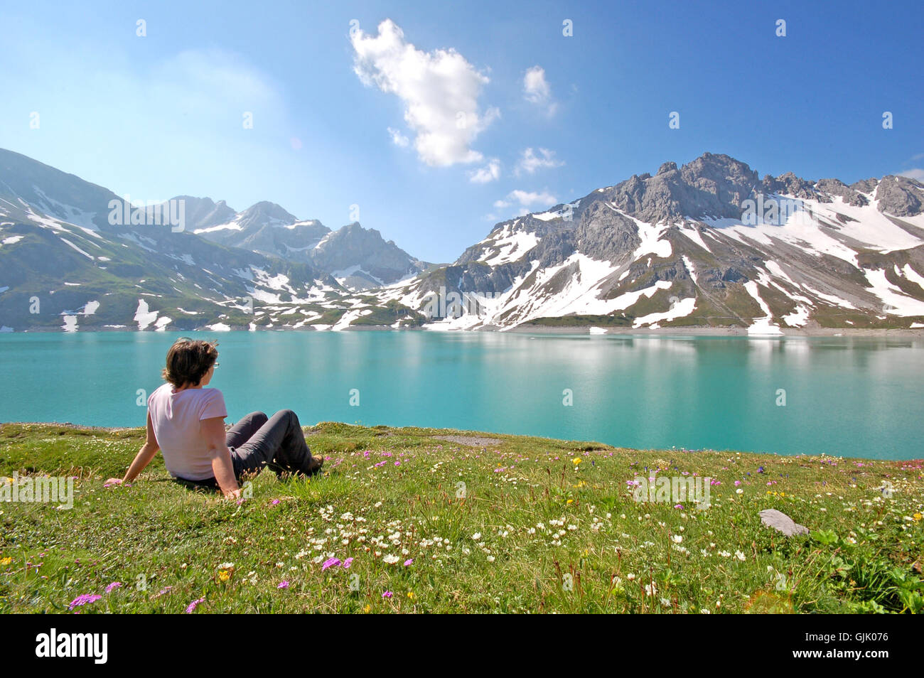 Woman sitting mountain vista hi-res stock photography and images - Alamy