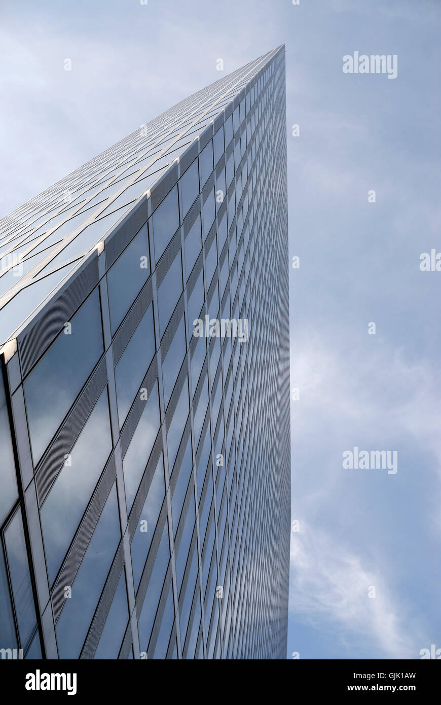 Dynamic office building hi-res stock photography and images - Alamy