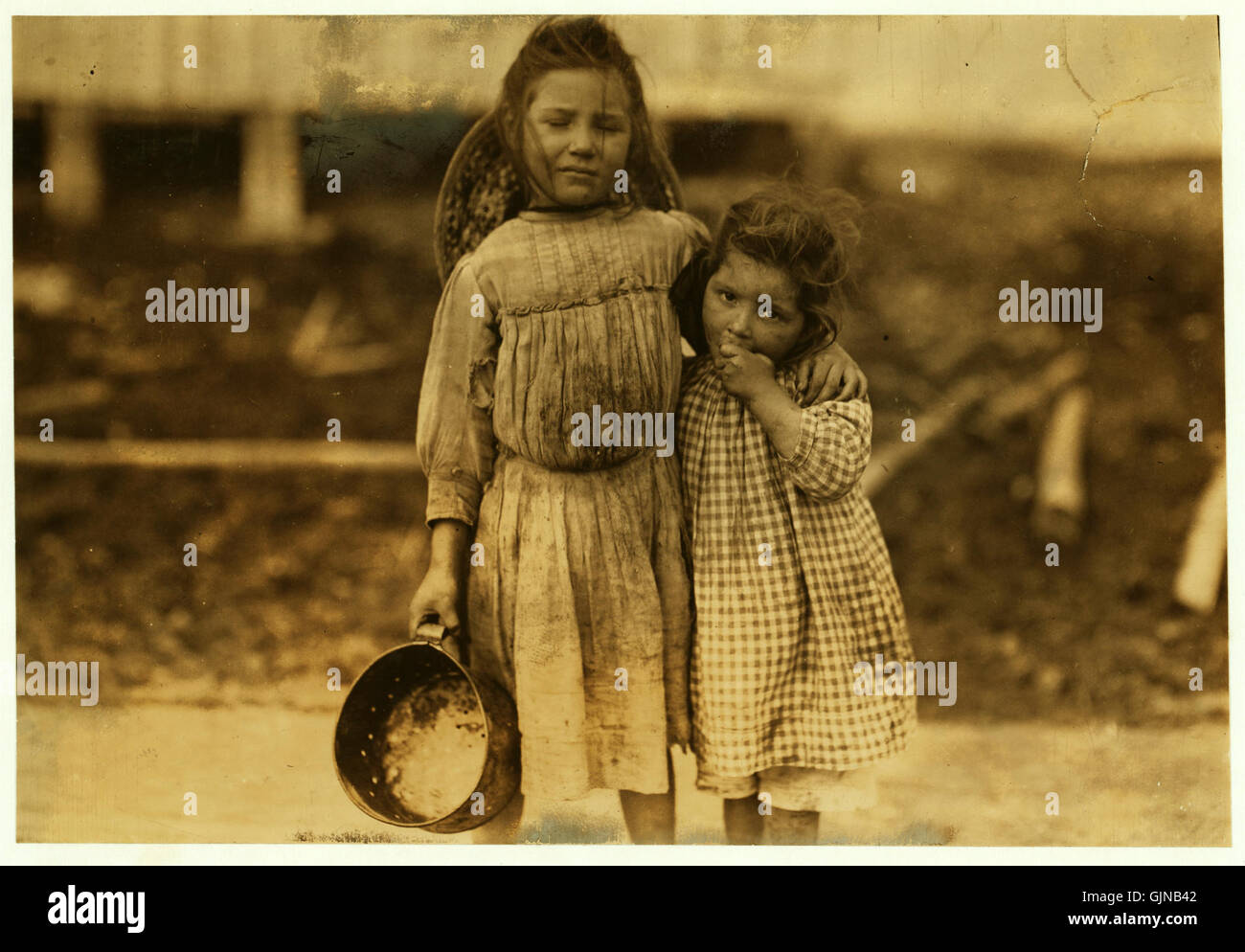 Lewis Hine, Maud and Grade Daly, 5 and 3 years old, shrimp pickers, Bay St. Louis, Mississippi, 1911 Stock Photo