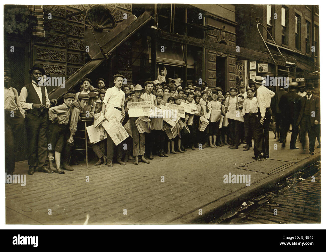 Lewis Hine, Newsboys with base ball extra, Cincinnati, Ohio, 1908 Stock Photo