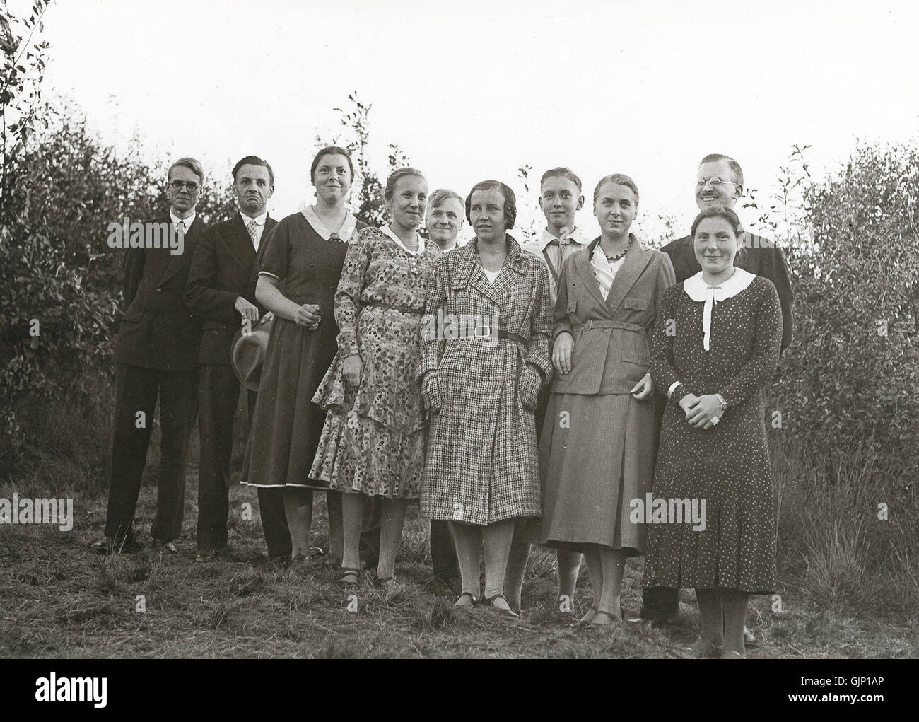 this-photograph-from-1932-captures-a-family-outing-likely-in-a