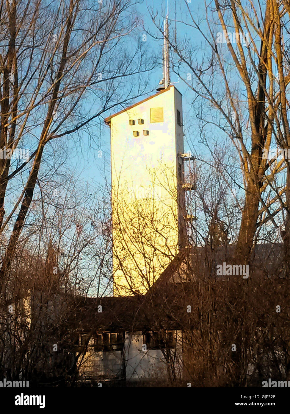 1 09 05 01 Nochmals Turm beim Feuerwehrhaus mit für Dohlen im Herbst 2013 angebrachten Nistkästen Stock Photo