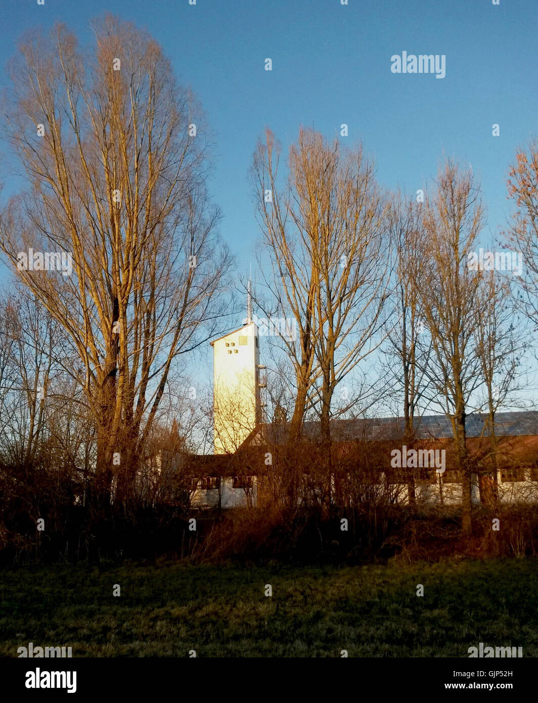 1 09 05 Turm beim Feuerwehrhaus mit für Dohlen im Herbst 2013 angebrachten Nistkästen Stock Photo