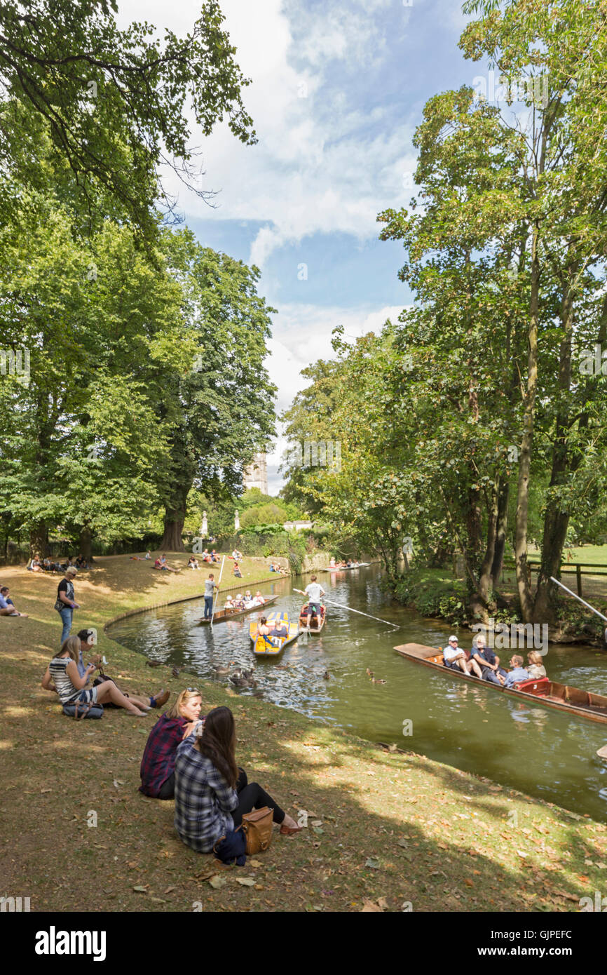 People enjoying a day boating on the The River Cherwell in Oxford, Oxfordshire, England, UK Stock Photo