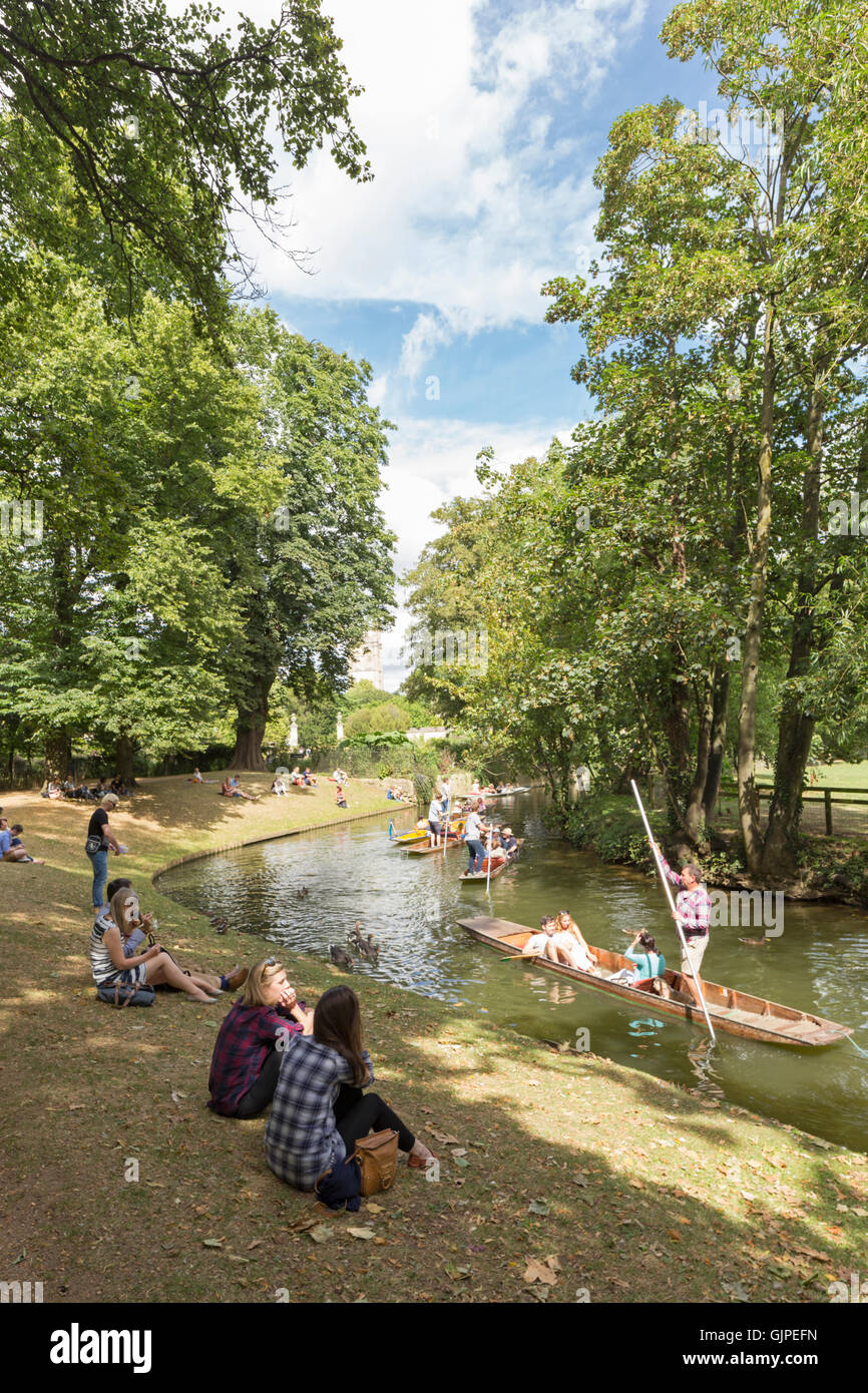 People enjoying a day boating on the The River Cherwell in Oxford, Oxfordshire, England, UK Stock Photo