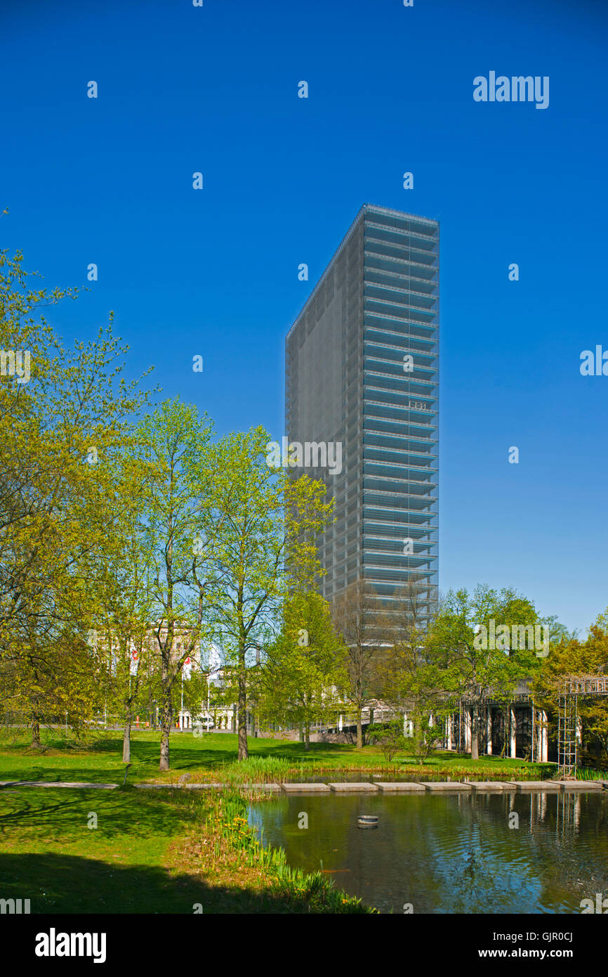 Deutschland, NRW, Leverkusen, Japanischer Garten in der Carl-Duisberg-Parkanlage, in the back Bayer-Hochhaus was a 32-storey, 122 m (400 ft) skyscrape Stock Photo