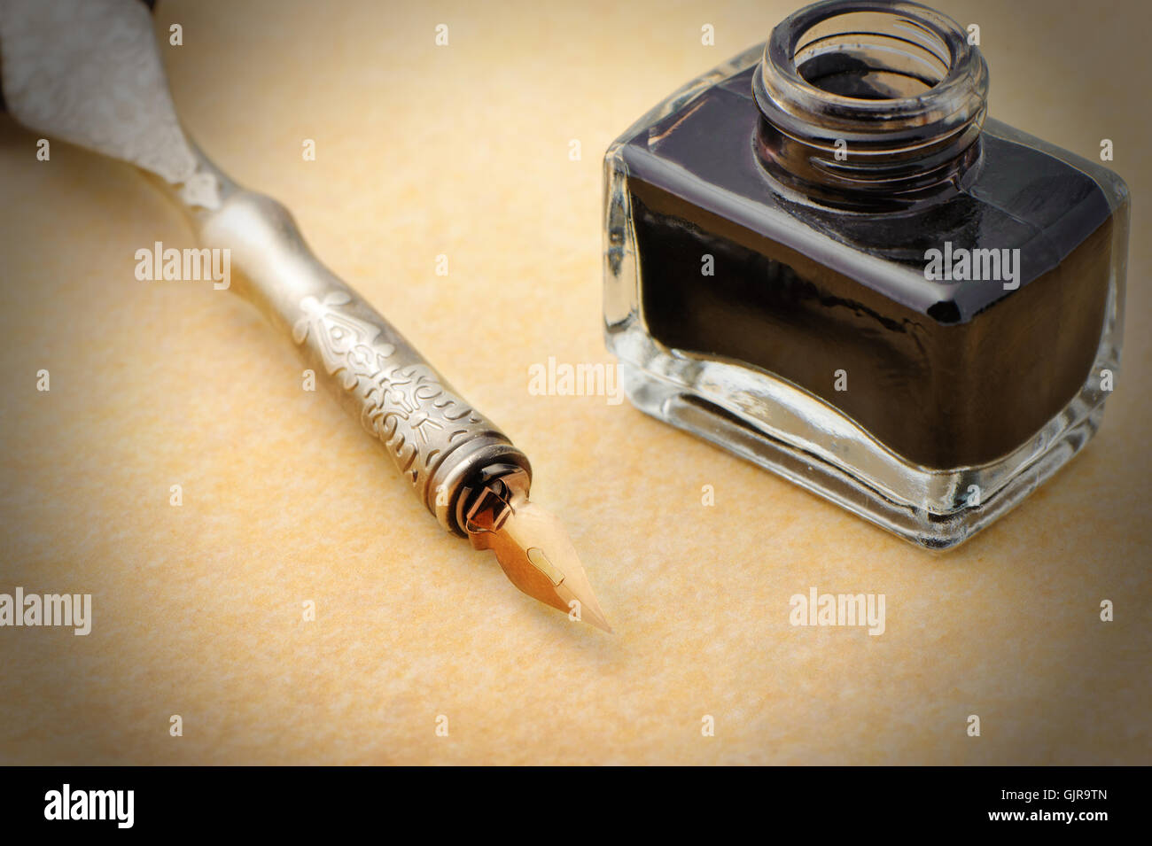 Перо и чернила. Перо и чернильница. Обломов взял перо обмакнул в чернильницу но чернил не было гдз. Обмакнуть в чернильницу. Обмакнуть в чернильницу.