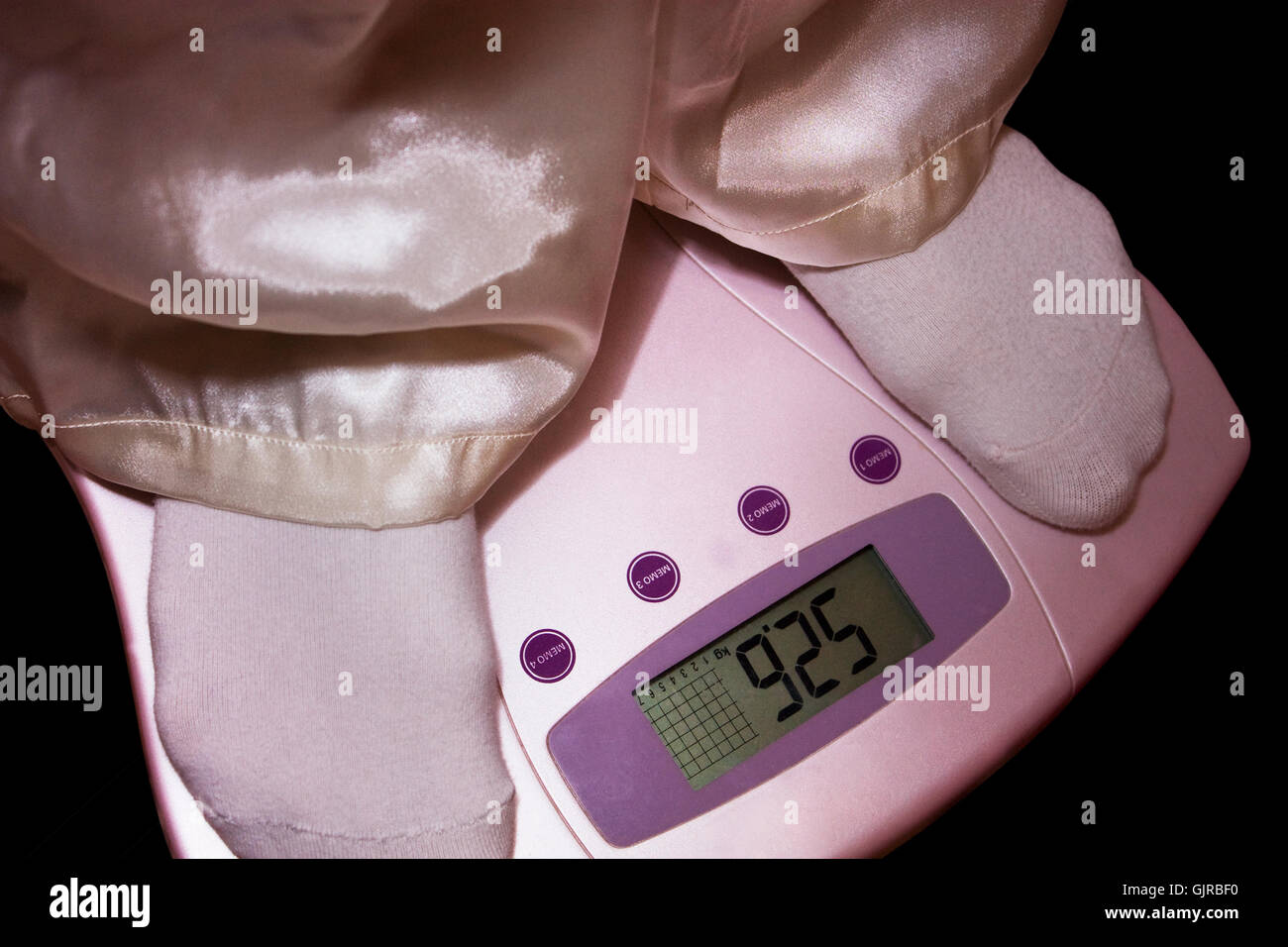 feet on weight scale Stock Photo Alamy
