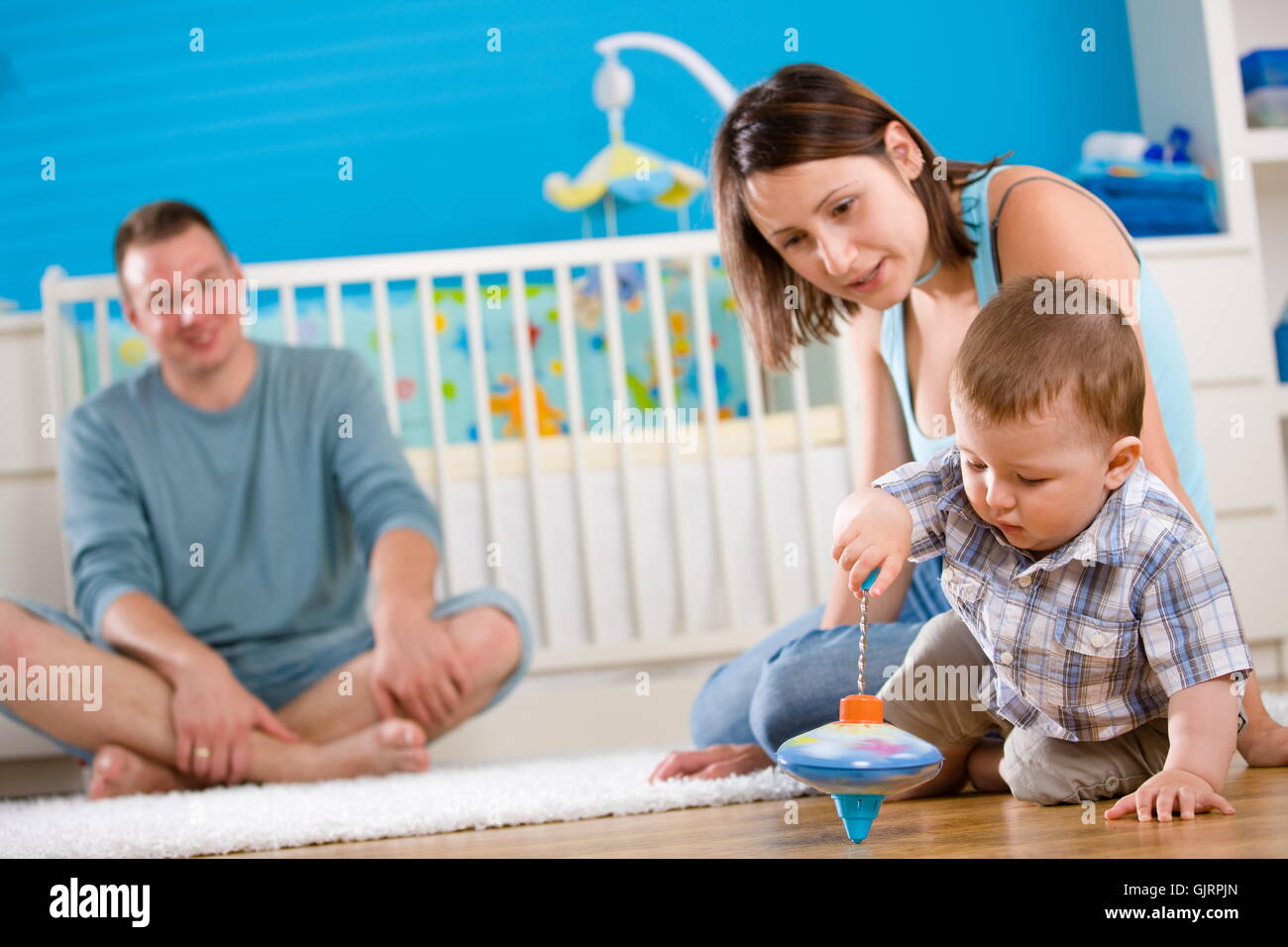 Сын наблюдает мамой. Фото женщин с сыном русские взрослых. Мама торопит ребенка. Мама наблюдает за ребенком. Мать с ребенком.