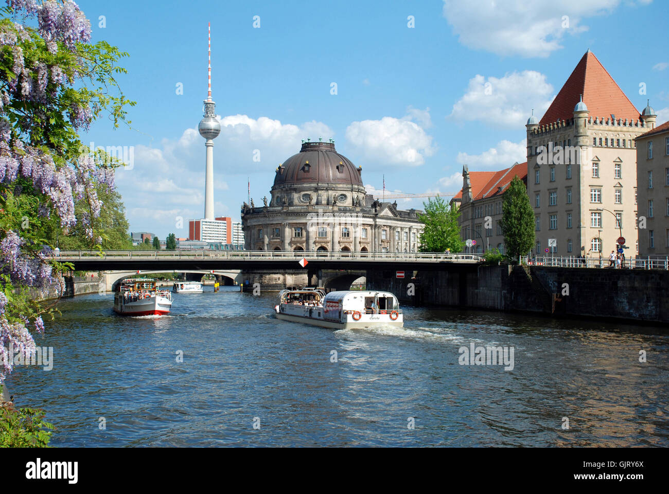 Excursion boats hi-res stock photography and images - Alamy