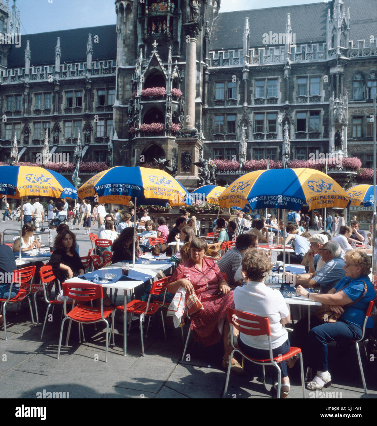 München, 1985. Altstadt. Am Marienplatz mit Blick zum Neuen Rathaus. Munich, 1985. Historic center. At the Marien square with view to the New Town Hall Stock Photo