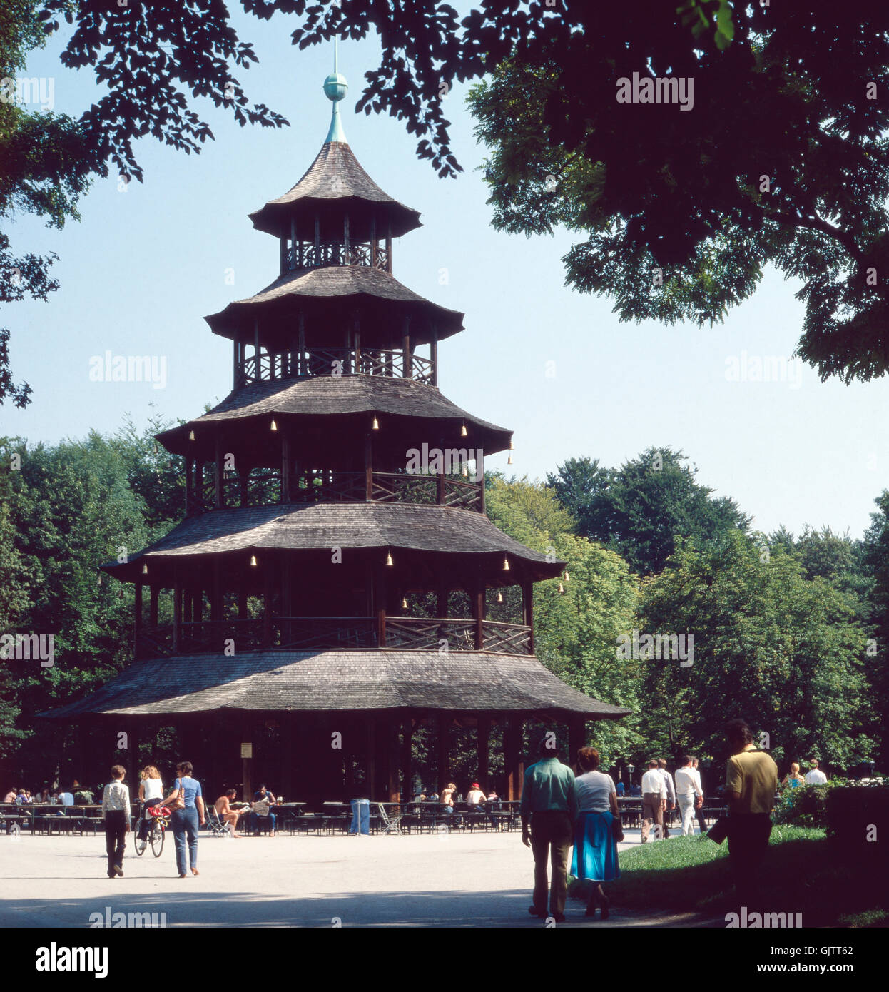 München, 1985. Schwabing. Der Chinesische Turm im Englischen Garten