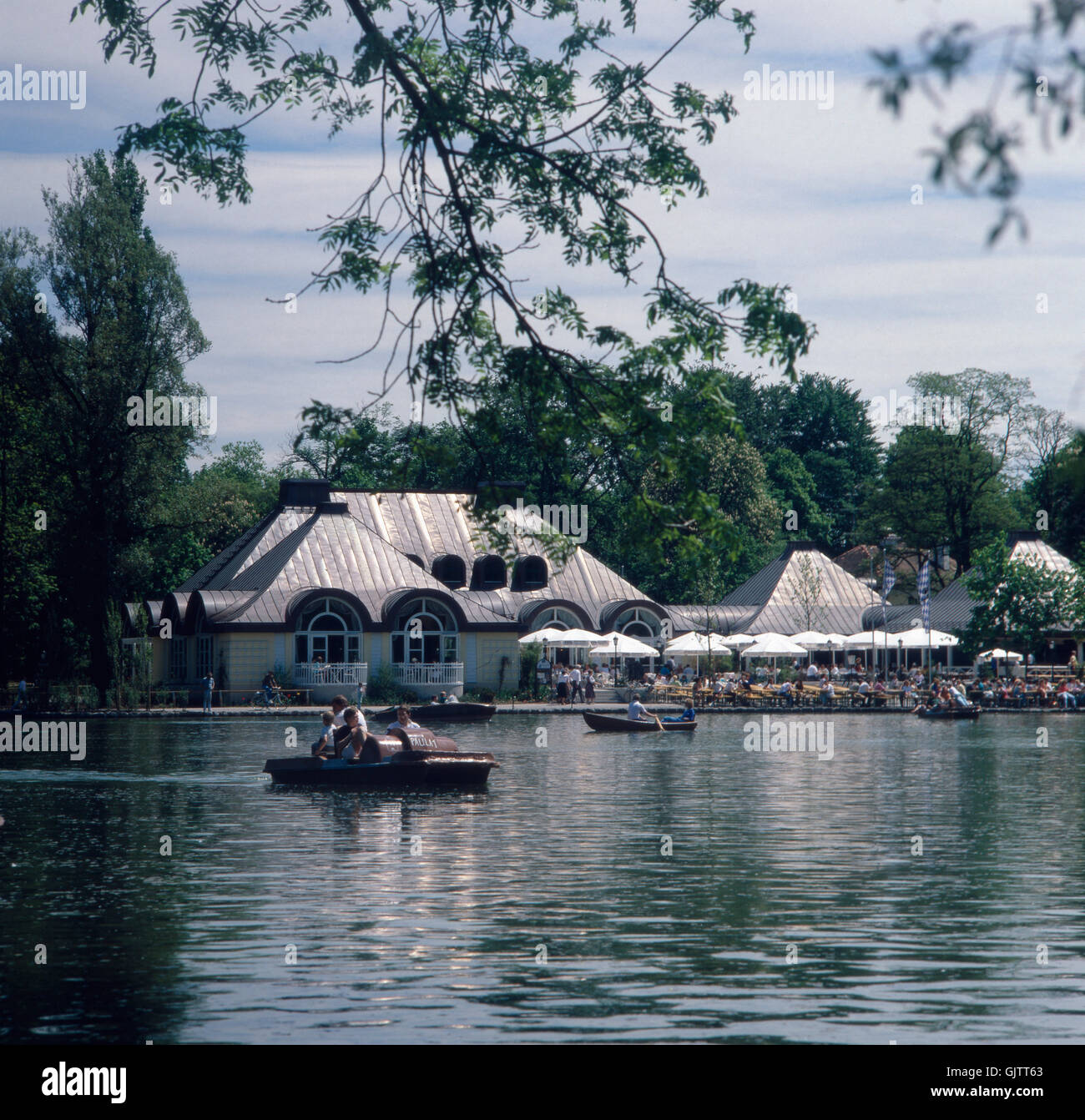 München, 1985. Schwabing. Das Seehaus, Restaurant und Biergarten am Kleinhesseloher See im Englischen Garten. Munich, 1985. Schwabing district. Seehaus. Restaurant and Beer Garden at the Kleinhesseloher lake in the English Garden. Stock Photo