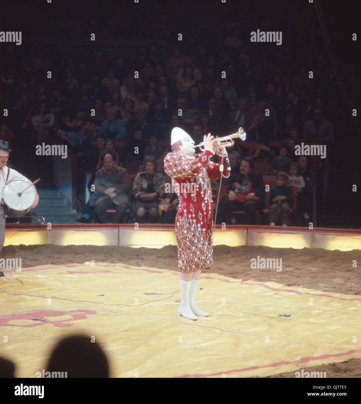Zirkus Krone in München, 1981. Zirkusnummer des Weiss-Clowns. Performance in Circus Krone in Munich, 1981. Whiteface Clown circus act. Stock Photo