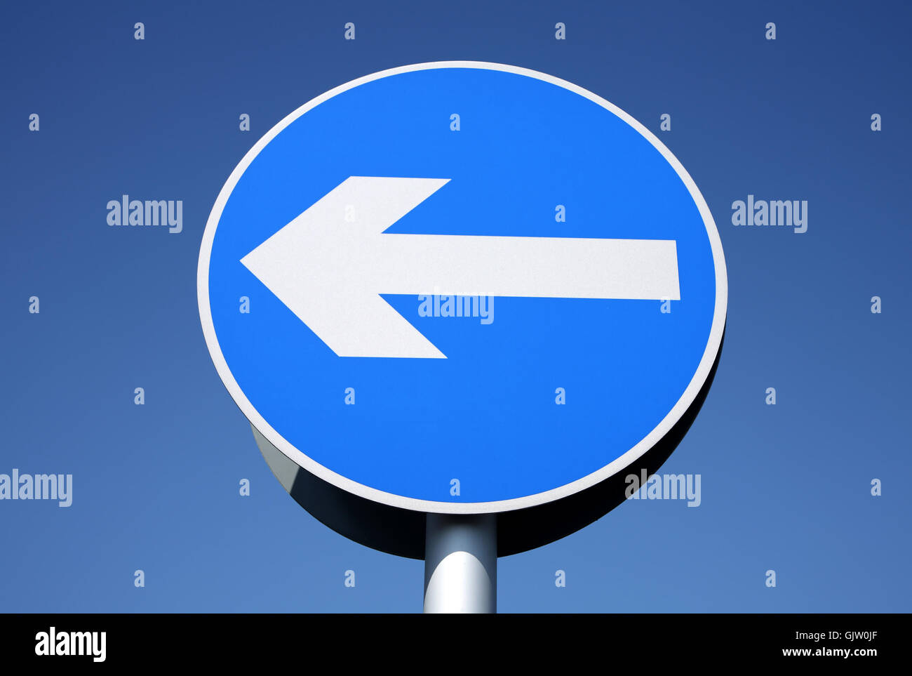 Road sign arrow blue round hi-res stock photography and images - Alamy