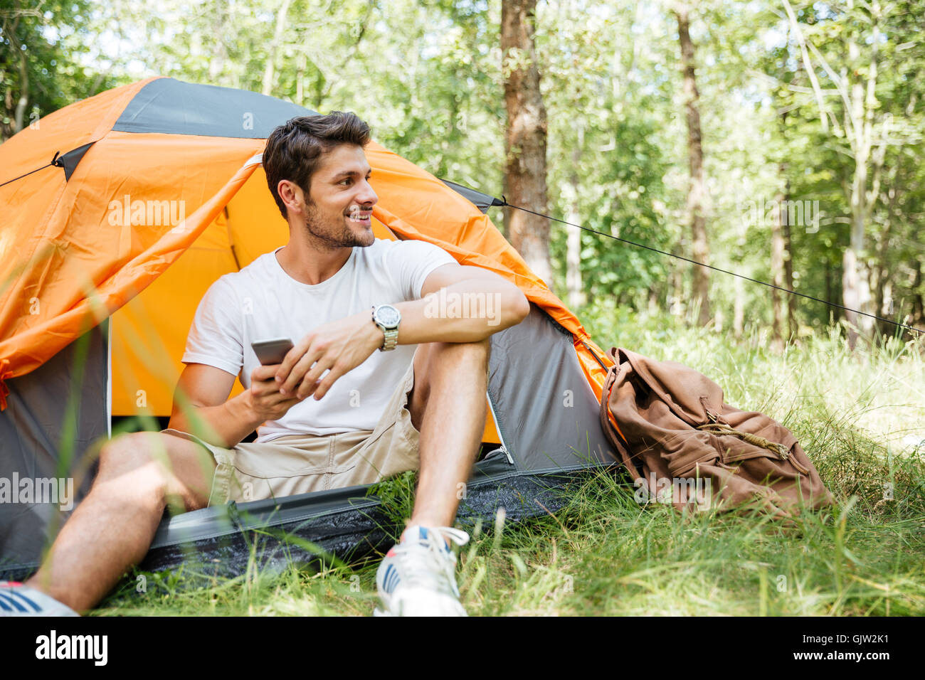 Camping men. Палатка турист. Мужчина в палатке. Образ для кемпинга мужской. Парень кемпинг.