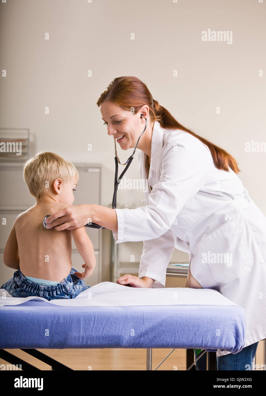 папа врач. Kid's concept врач. врач осматривает подростка. папа врач фото. мальчики у педиатра.