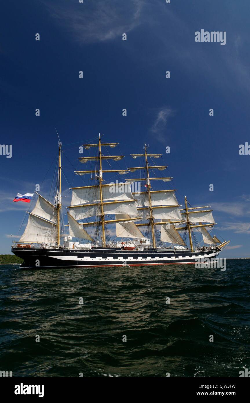 Tall ship parade hi-res stock photography and images - Alamy