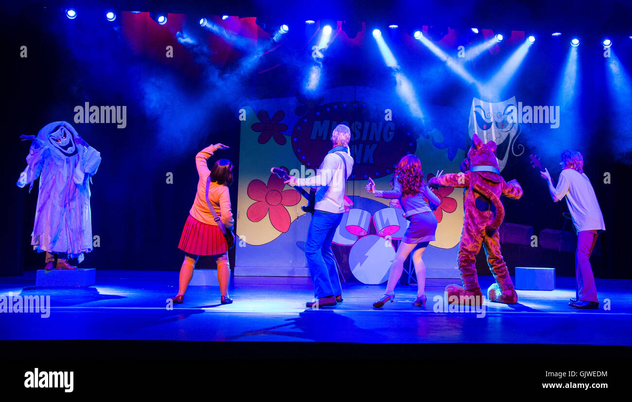 London, UK. 17th August, 2016. Cast members on stage during the photo call for the new Scooby Doo musical at the London Palladium, Daphne(Charlie Bull), Fred (Chris Warner Drake) Velma (Rebecca Withers), Shaggy (Charlie Haskins) Scooby-Doo (Joe Goldie) Credit:  Alan D West/Alamy Live News Stock Photo