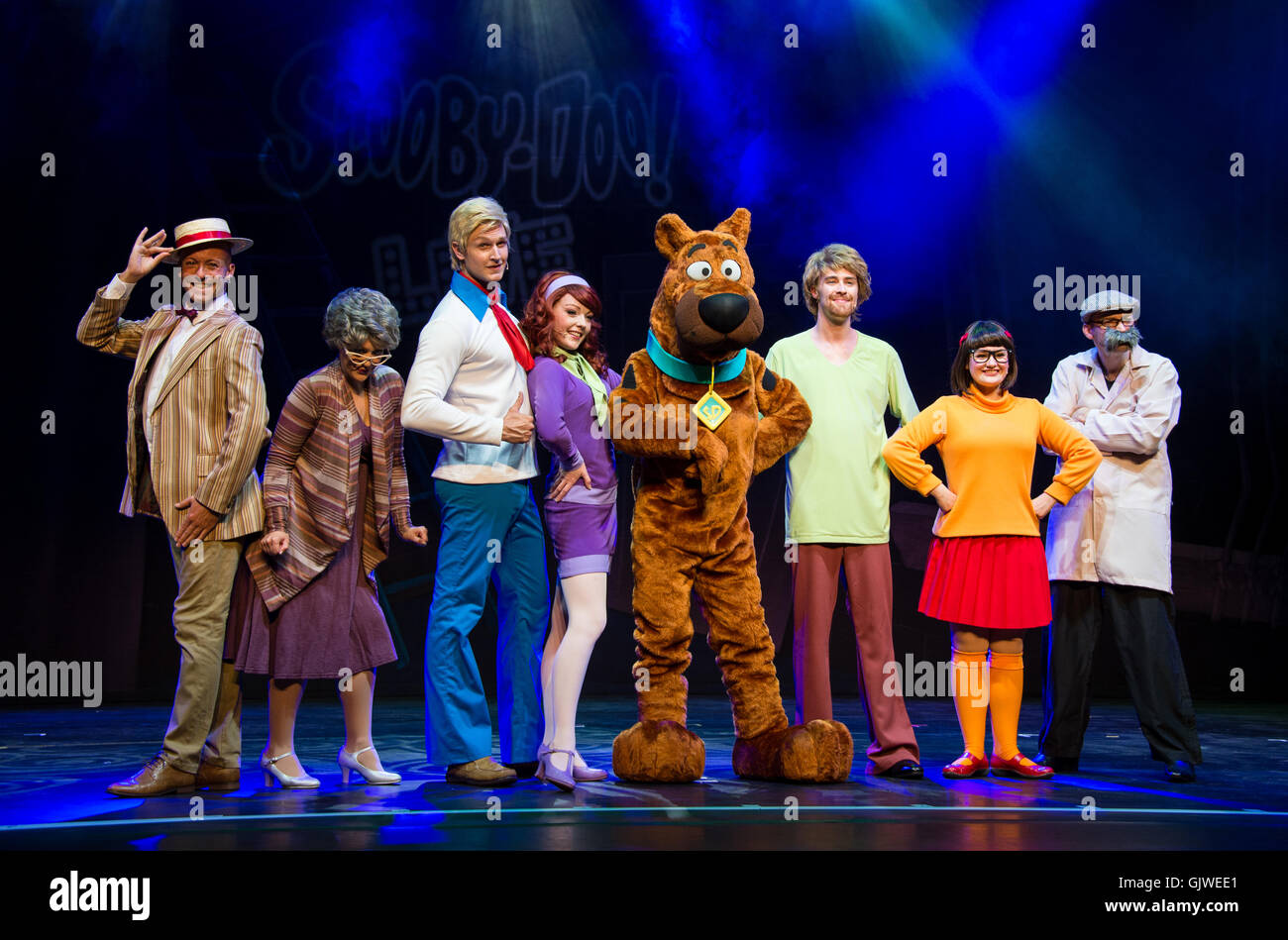 London, UK. 17th August, 2016. Cast members on stage during the photo call for the new Scooby Doo musical at the London Palladium, Daphne(Charlie Bull), Fred (Chris Warner Drake) Velma (Rebecca Withers), Shaggy (Charlie Haskins) Scooby-Doo (Joe Goldie), completing the cast areJohn Mcmanus, Martin Neely, Matt Parsons and Kate England Credit:  Alan D West/Alamy Live News Stock Photo