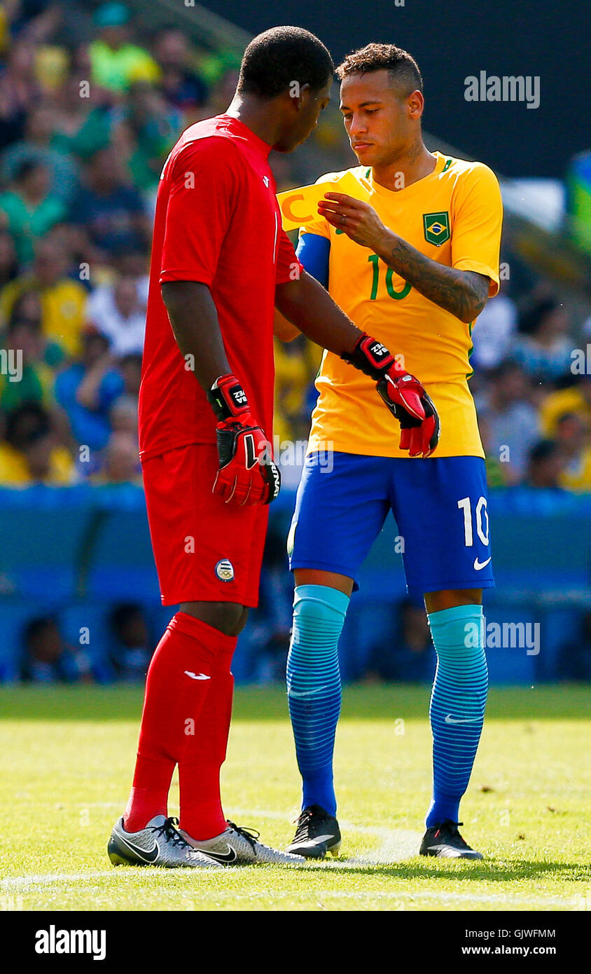 Rio de Janeiro, Brazil. 17th August, 2016. OLYMPICS 2016 FOOTBALL RJ - The player Neymar puts the captain&#39;s armband in the goalkeeper of Honduras during the dispute between Brazil (BRA) and Honduras (HON) for temi-finals ols of the Olympic Men&#39;s Football Rio Olympics 2016 held at Maracana Stadium in the host city Rio de Janeiro. Credit:  Foto Arena LTDA/Alamy Live News Stock Photo