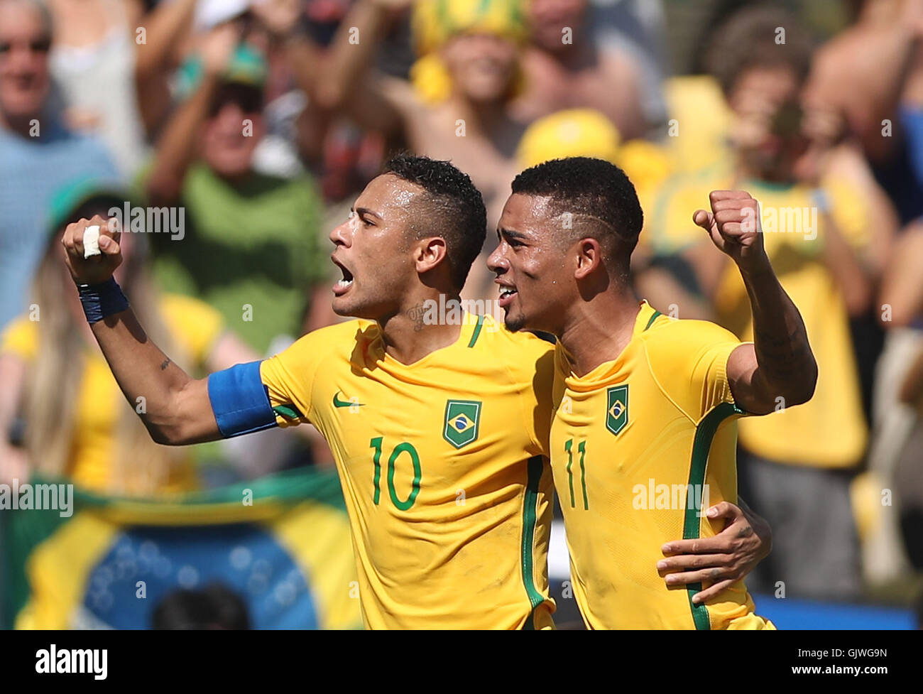 Rio De Janeiro, Brazil. 17th Aug, 2016. Brazil's Neymar (L) and Jesus Gabriel celebrate during the men's football semifinal between Brazil and Honduras at the 2016 Rio Olympic Games in Rio de Janeiro, Brazil, on Aug. 17, 2016. Brazil won the match with 6:0. Credit:  Cao Can/Xinhua/Alamy Live News Stock Photo