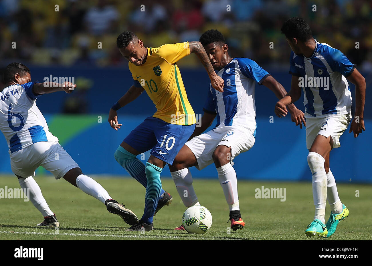 Rio De Janeiro, Brazil. 17th Aug, 2016. Brazil's Neymar (2nd L) competes during the men's football semifinal between Brazil and Honduras at the 2016 Rio Olympic Games in Rio de Janeiro, Brazil, on Aug. 17, 2016. Brazil won the match with 6:0. Credit:  Cao Can/Xinhua/Alamy Live News Stock Photo