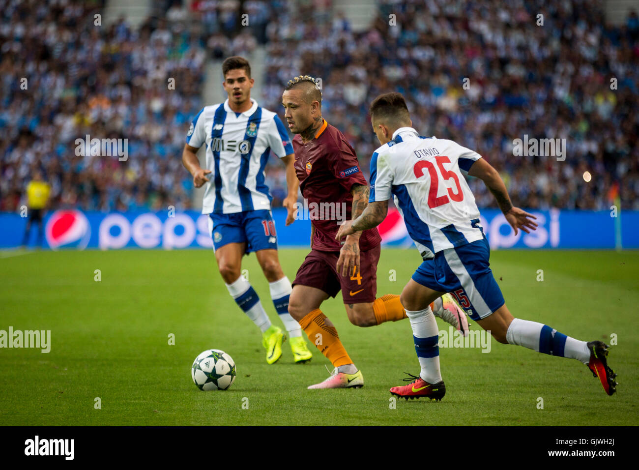 Porto, Portugal. 17th Aug, 2016. AC Roma player Radja Nainggolan in action  during the UEFA Champions League 2016/17 play-offs !st leg match between FC  Porto and AC Roma, at Dragon Stadium, on