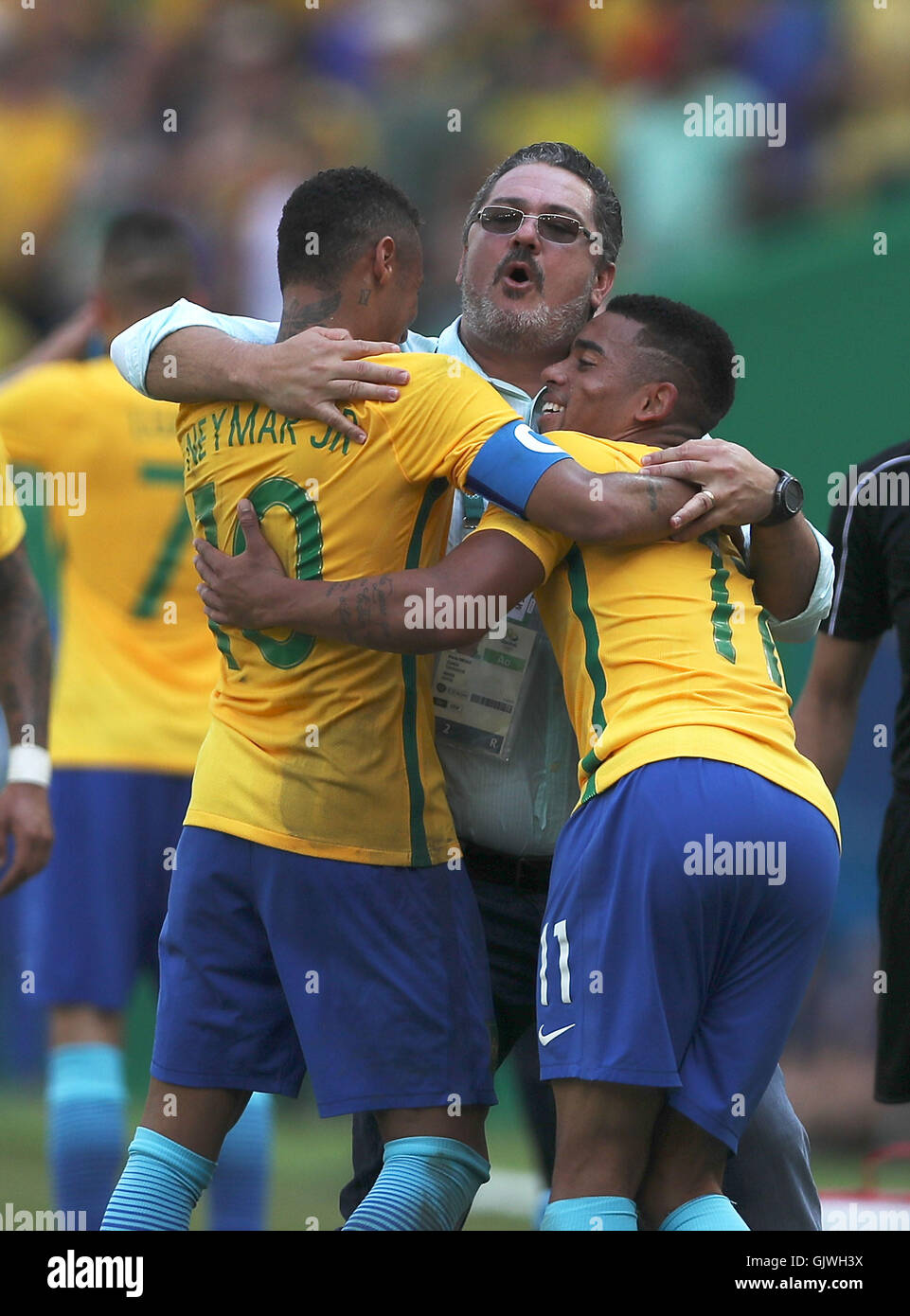 Rio De Janeiro, Brazil. 17th Aug, 2016. Brazil's Neymar (L) and Jesus Gabriel (R) celebrate with their coach during the men's football semifinal between Brazil and Honduras at the 2016 Rio Olympic Games in Rio de Janeiro, Brazil, on Aug. 17, 2016. Brazil won the match with 6:0. Credit:  Cao Can/Xinhua/Alamy Live News Stock Photo