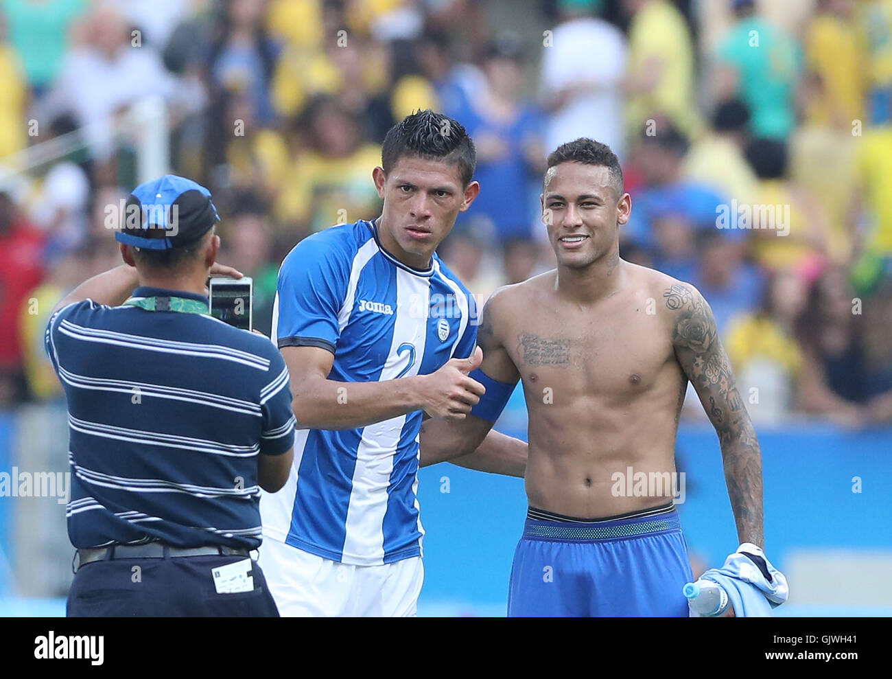 Rio De Janeiro, Brazil. 17th Aug, 2016. Brazil's Neymar (C) takes a selfie with Jhonathan Paz of Honduras after the men's football semifinal between Brazil and Honduras at the 2016 Rio Olympic Games in Rio de Janeiro, Brazil, on Aug. 17, 2016. Brazil won the match with 6:0. Credit:  Cao Can/Xinhua/Alamy Live News Stock Photo